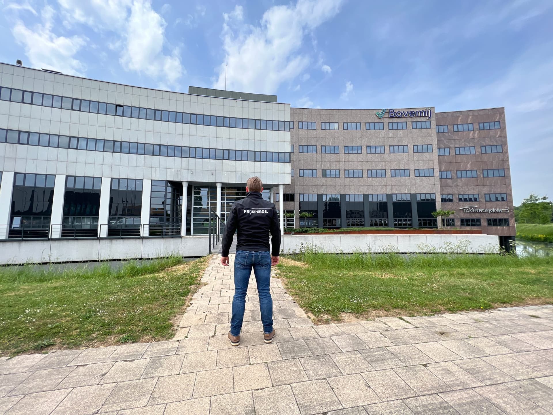 Inspecteur van Prosperos bij een kantoorgebouw