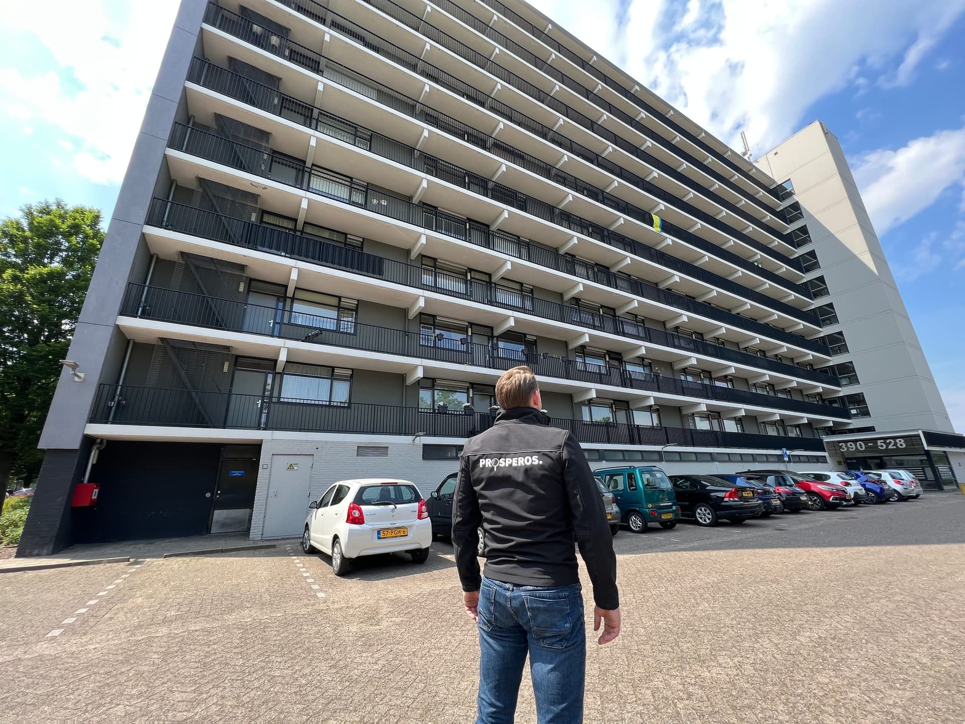Inspecteur van Prosperos bij een appartementencomplex