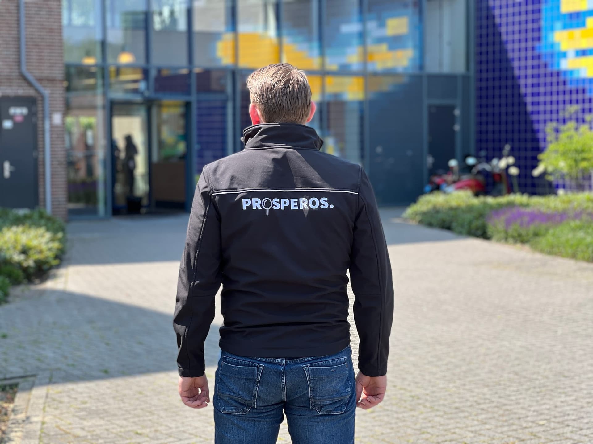 Inspecteur van Prosperos bij een bedrijfsgebouw