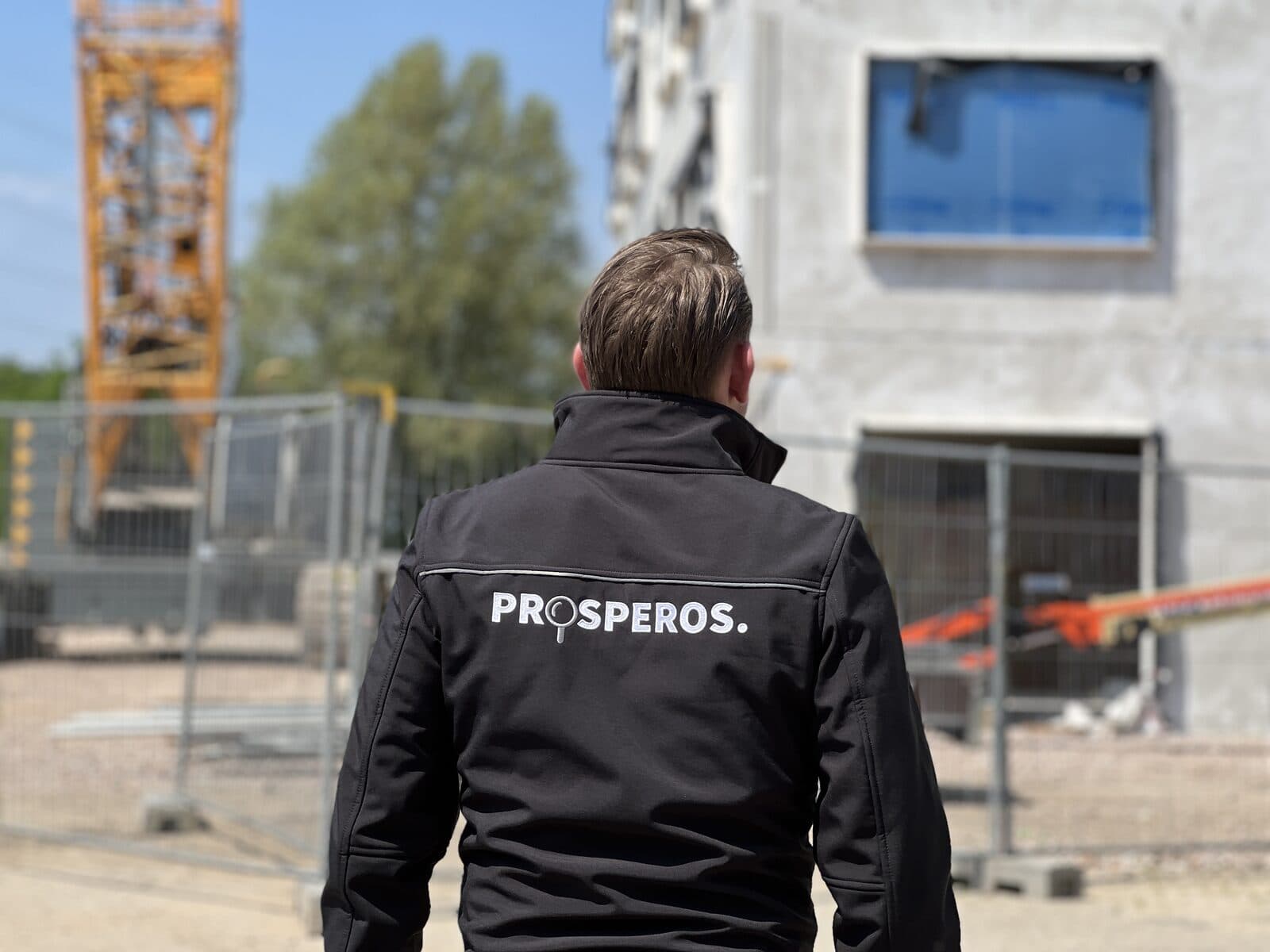 Inspecteur van Prosperos bij een nieuwbouwproject